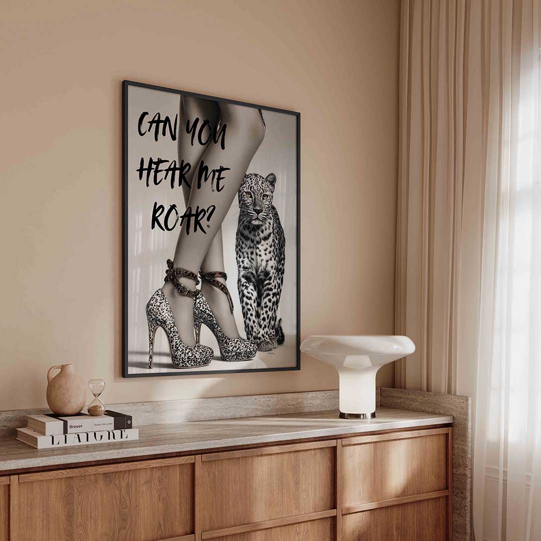 Luipaard en hakken – kleurrijke Pop Art poster in staand formaat