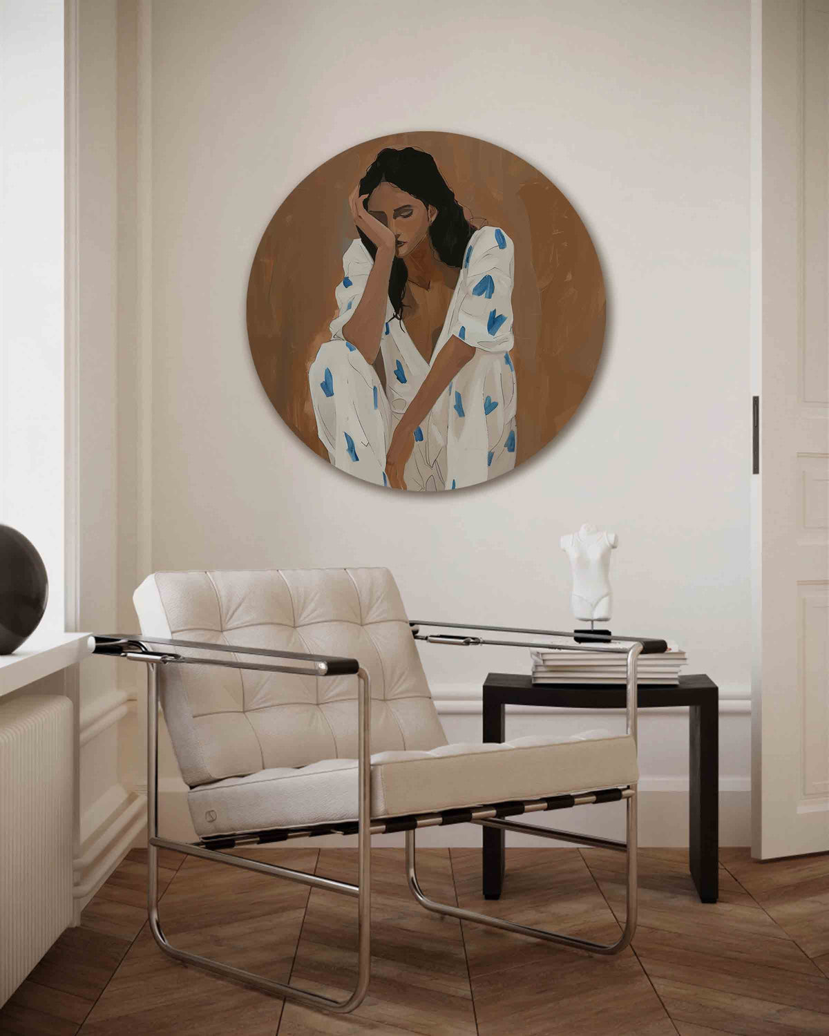 Vrouw in witte kleding – kleurrijke muurcirkel als ronde wanddecoratie