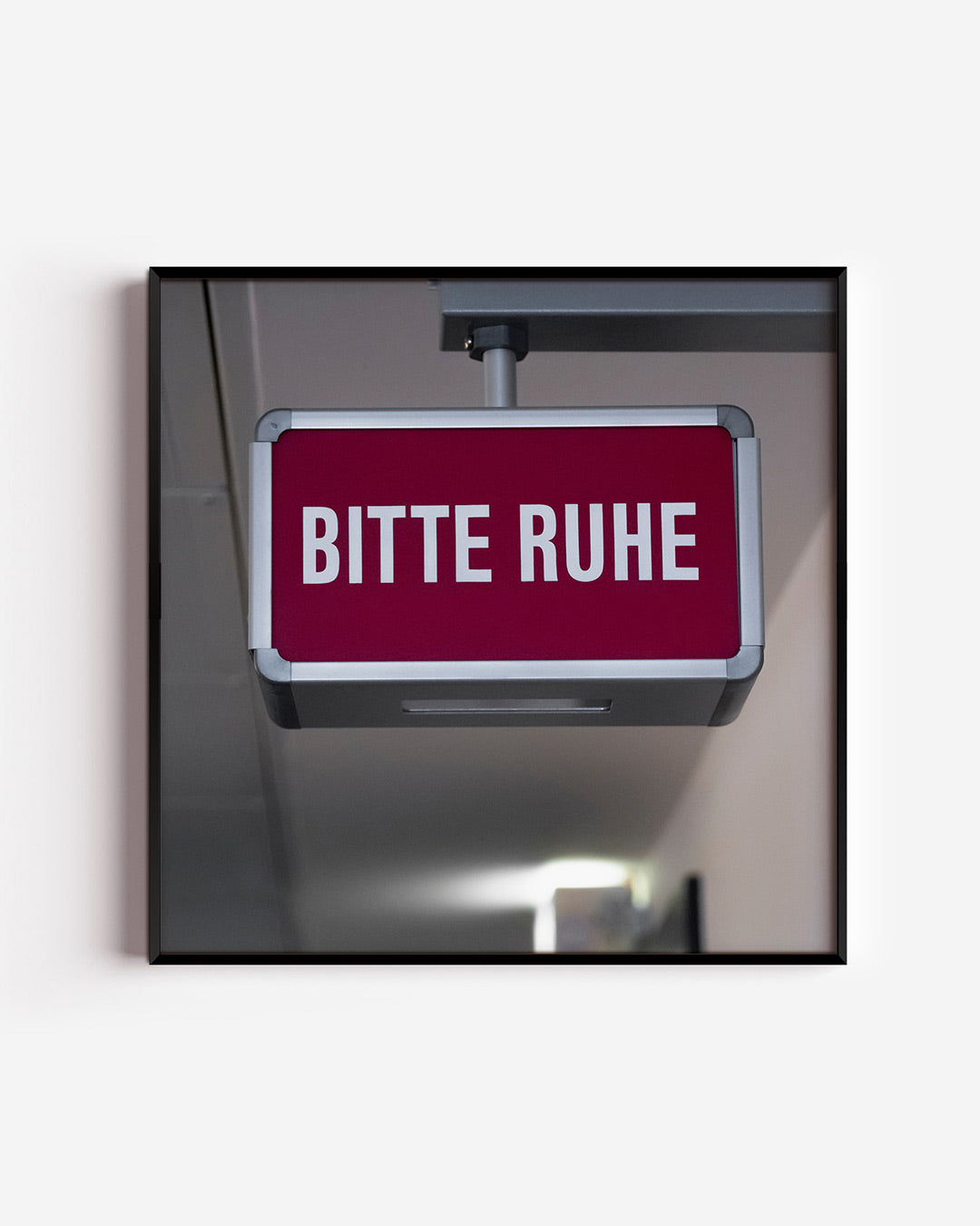 Rustig verzoek bord poster – vierkante wanddecoratie – een rechthoekig bord met een rode achtergrond en witte tekst. Het bord