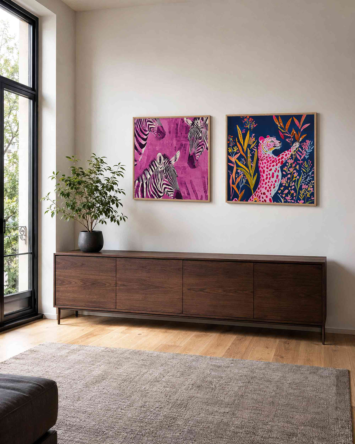Interieurpresentatie van een tweedelige vierkante posterset met zebra en panter