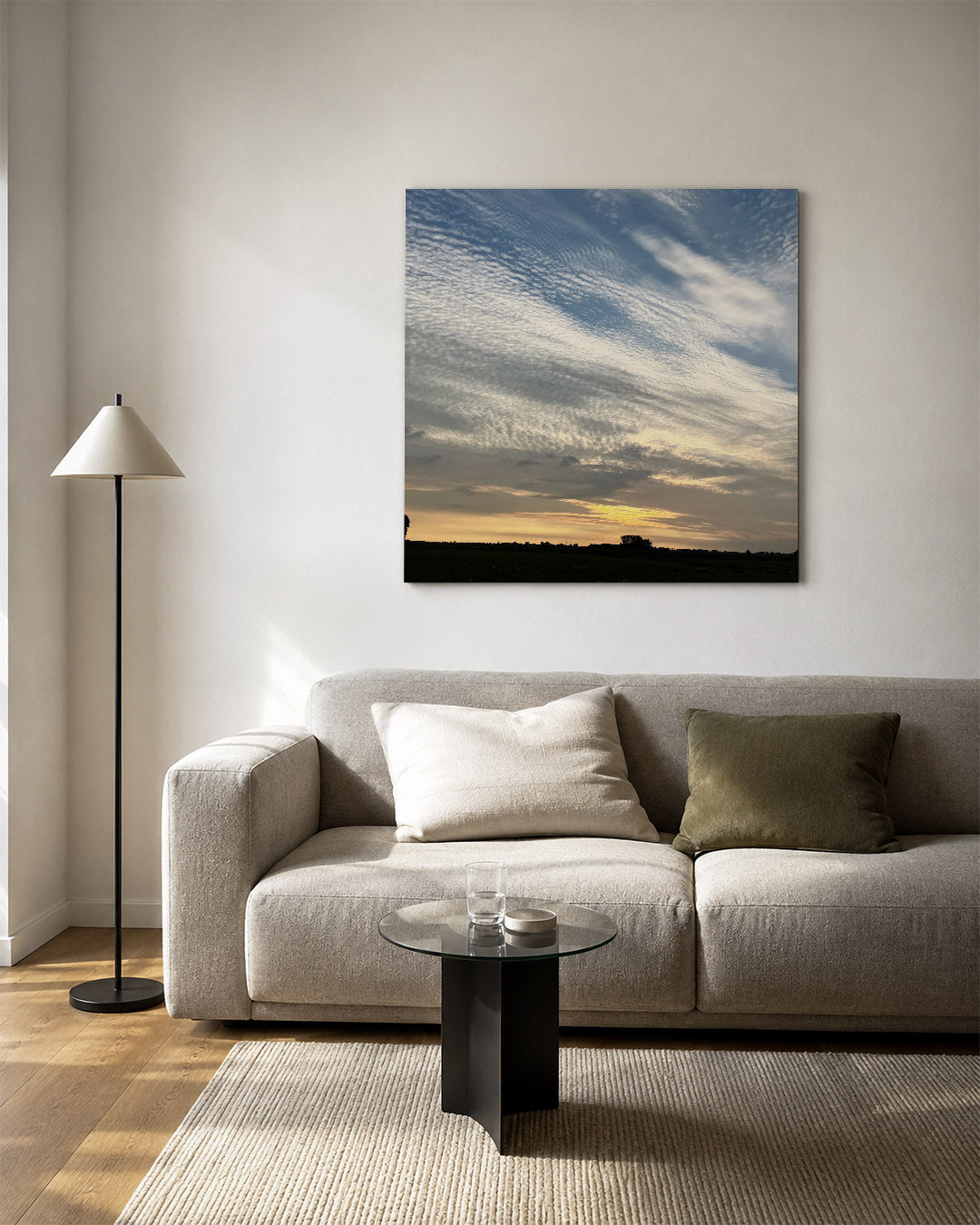 Wolkenspel bij zonsondergang kunstwerk – vierkante wanddecoratie – deze kunstwerk toont een dramatische lucht met een spel