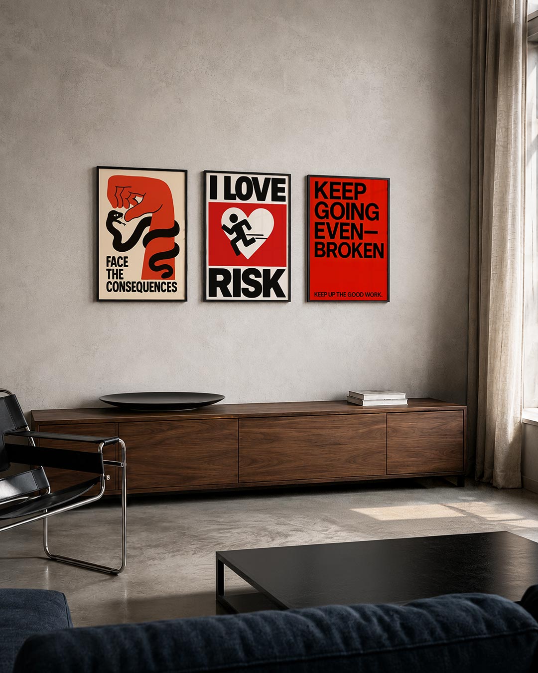 Krachtige confrontatie posterset – tweede productweergave – een rode hand grijpt een zwarte slang op een beige