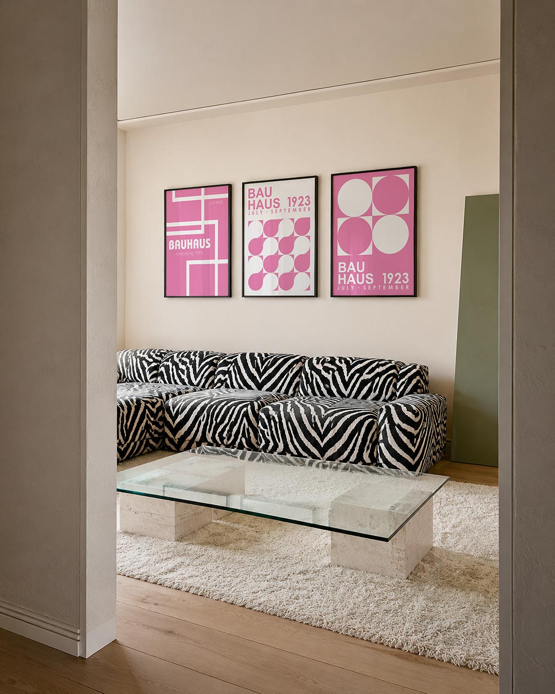 Roze lijnenspel posterset – tweede productweergave – deze posterset in drie delen toont een speels lijnenspel in wit op een