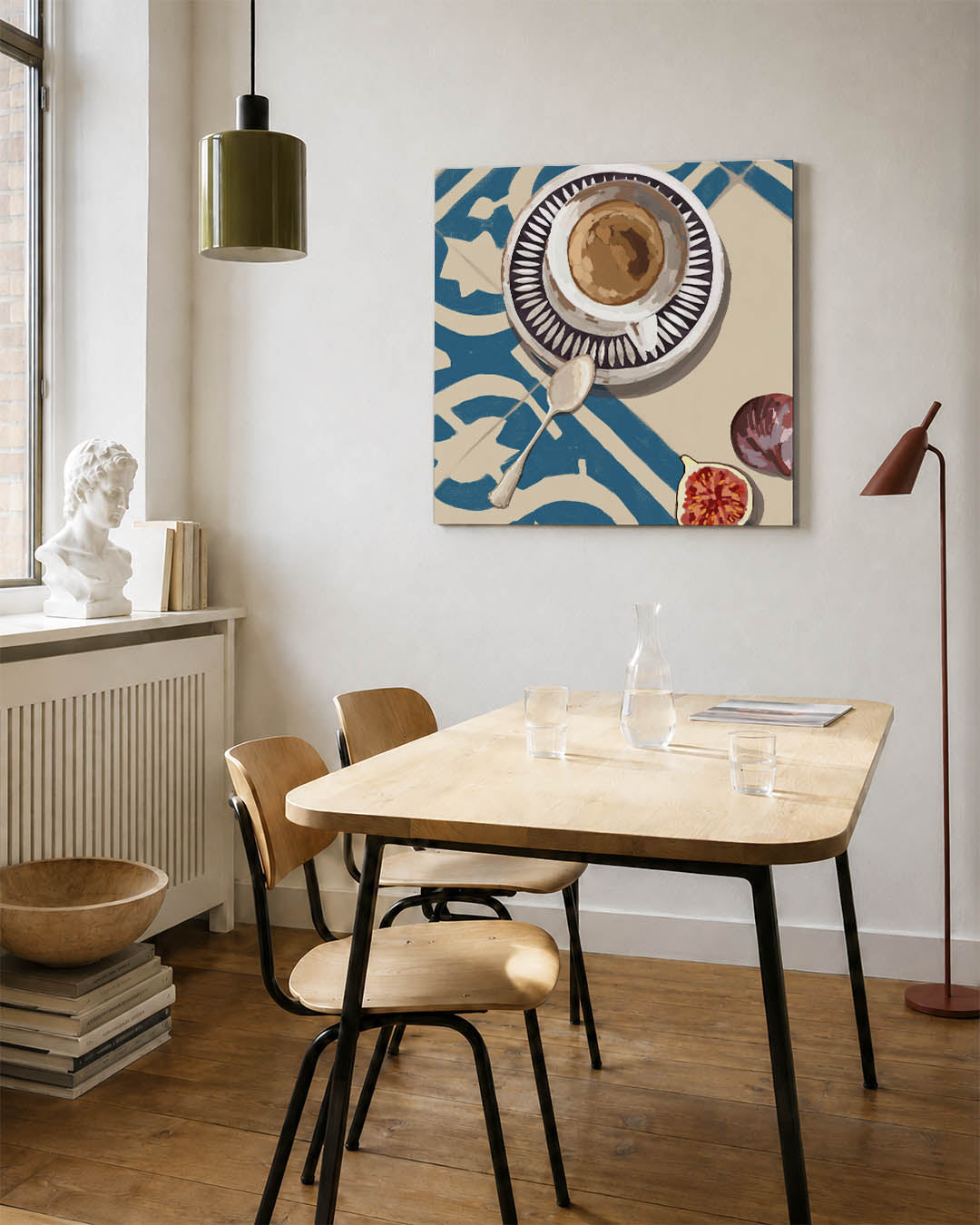 Koffie en vijg compositie kunstwerk – detailweergave – dit werk toont een kop koffie op een decoratieve ondergrond met een