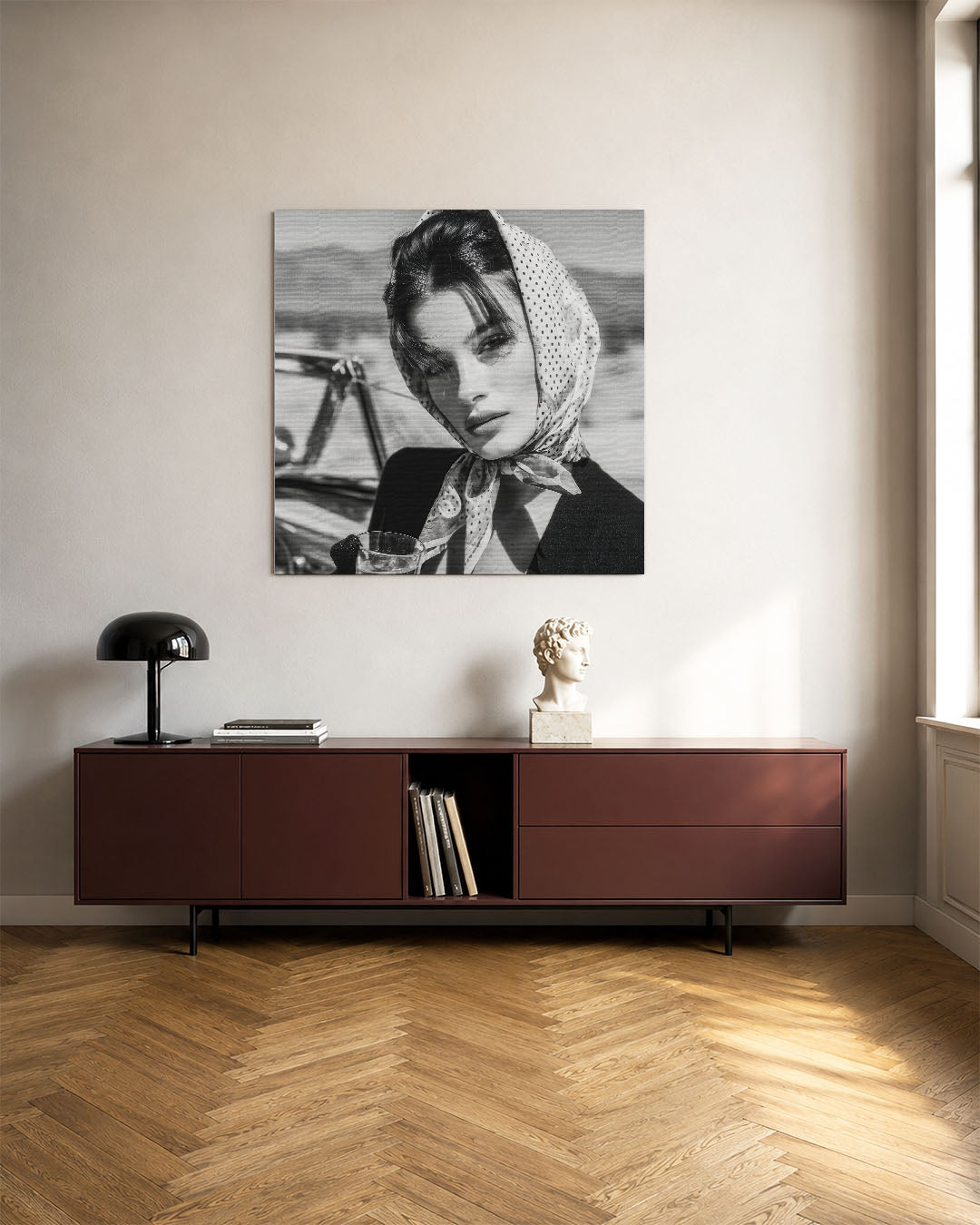 Portretfoto kunstwerk – tweede productweergave – dit werk toont een vrouw met een sjaal om haar hoofd, gefotografeerd in