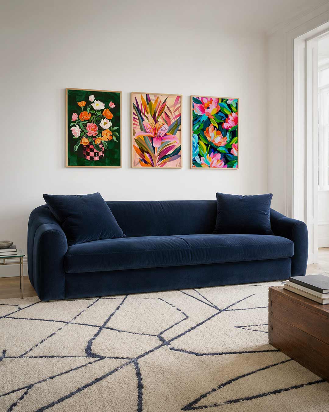 Bloemenpracht in vaas driedelige posterset – een levendige bloemencompositie met oranje en roze bloemen