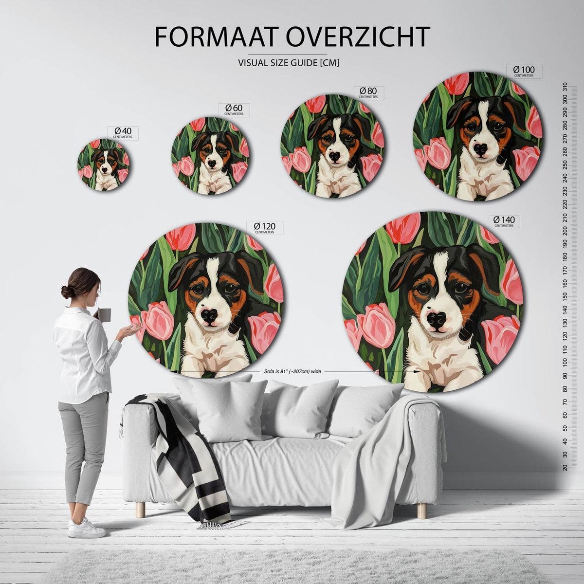 Hond tussen tulpen Muurcirkel – extra productweergave – Een hond met een driekleurige vacht ligt tussen roze tulpen en groene