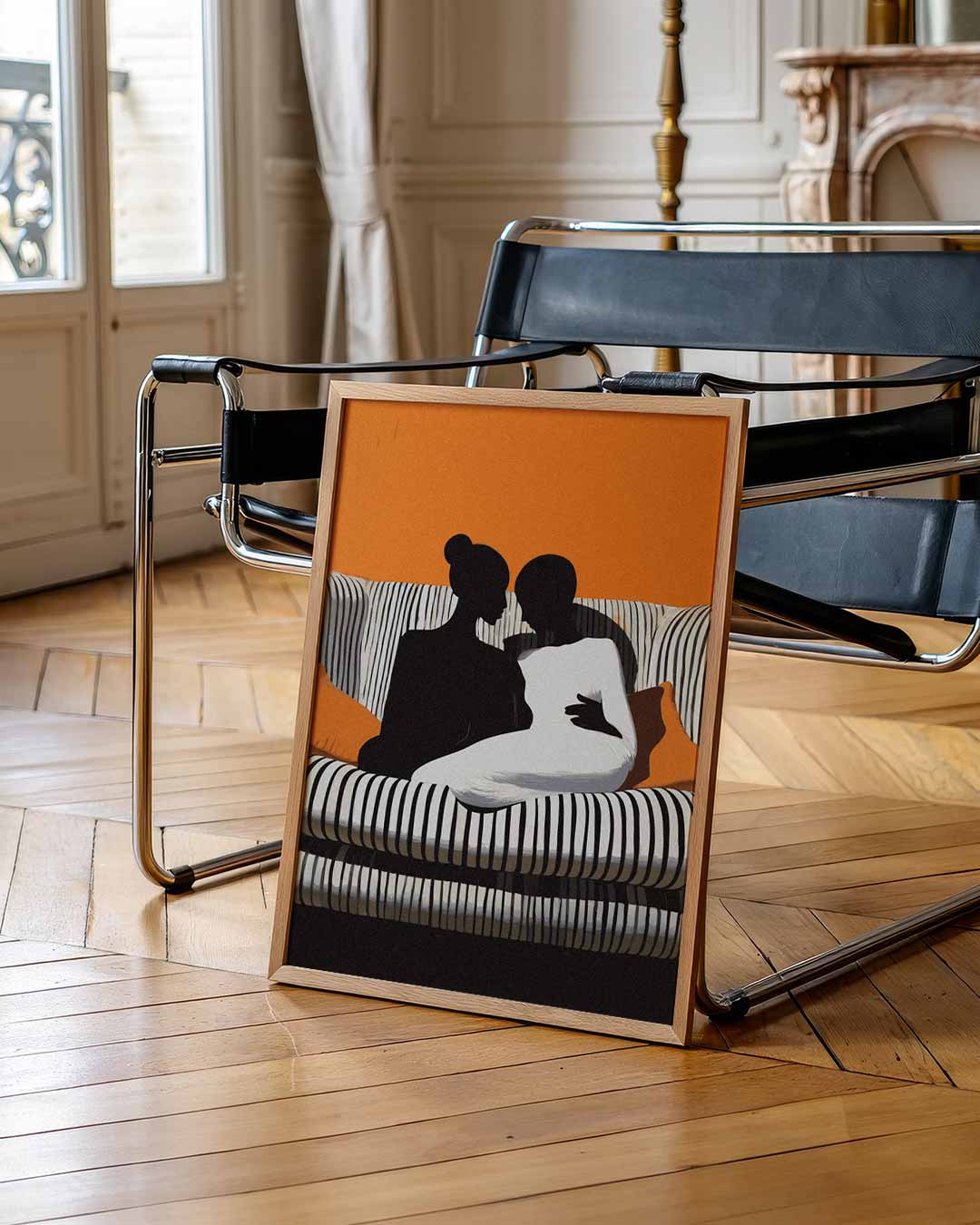 Intieme Silhouetten op Stijlvolle Bank – zomerse wandkunst als portret poster