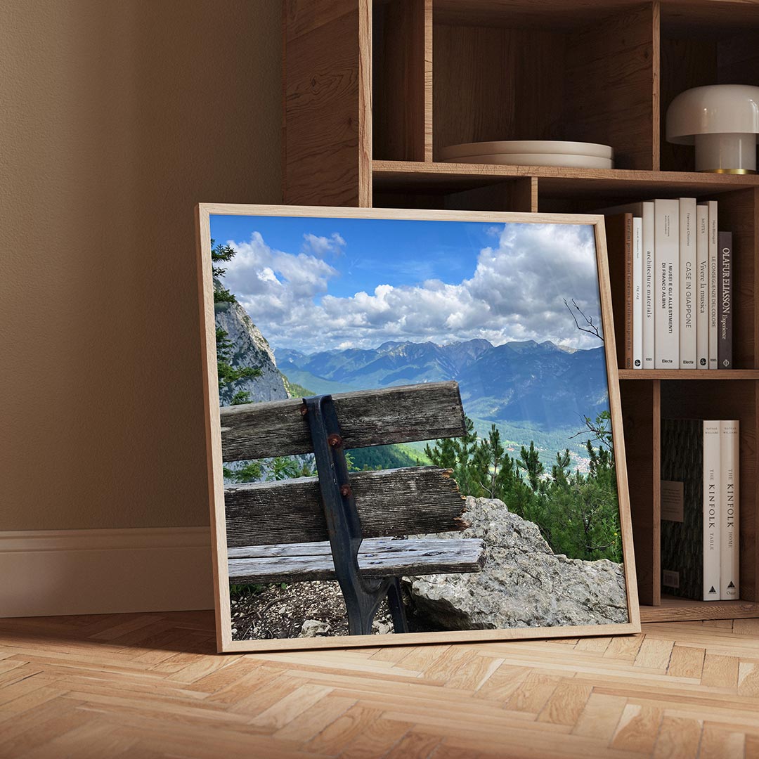 Landschap met bank poster – detailweergave – een verweerde houten bank staat op de voorgrond met een uitzicht op bergen en