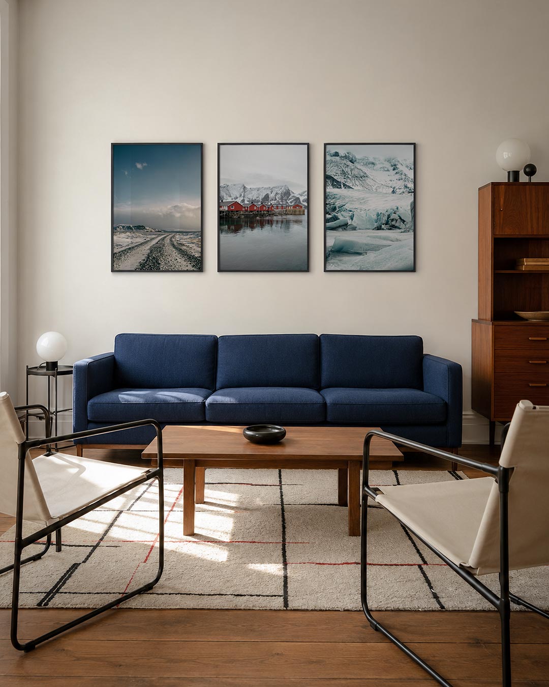 Landschap en lijnen driedelige posterset – een kronkelende weg leidt door een besneeuwd landschap onder een uitgestrekte