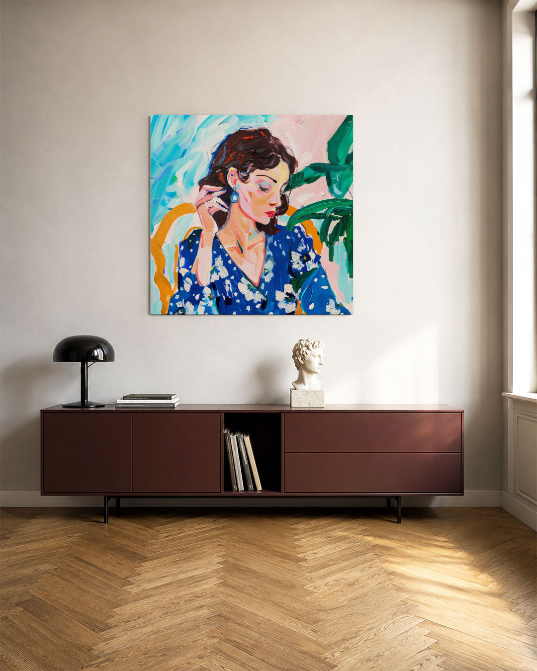 Vrouwelijk portret kunstwerk – tweede productweergave – dit kunstwerk toont een vrouw in een blauwe jurk met bloemen, omgeven
