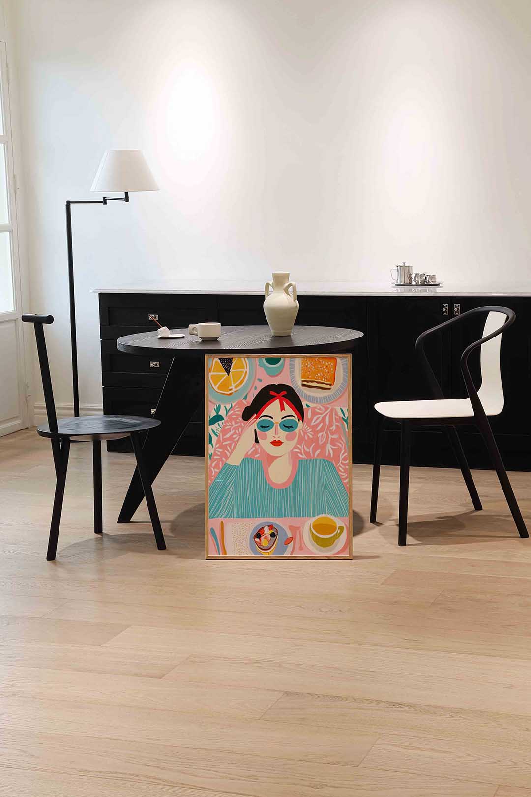 Ontspannen vrouw met ontbijt – moderne wandkunst als portret poster