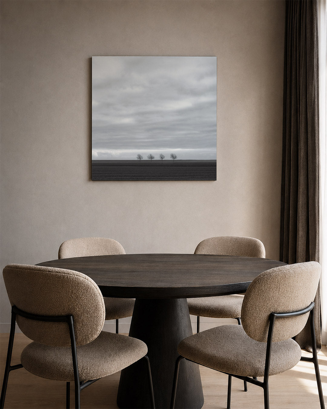 Bomenrij kunstwerk – tweede productweergave – deze kunstwerk toont een horizon met een rij kale bomen onder een bewolkte