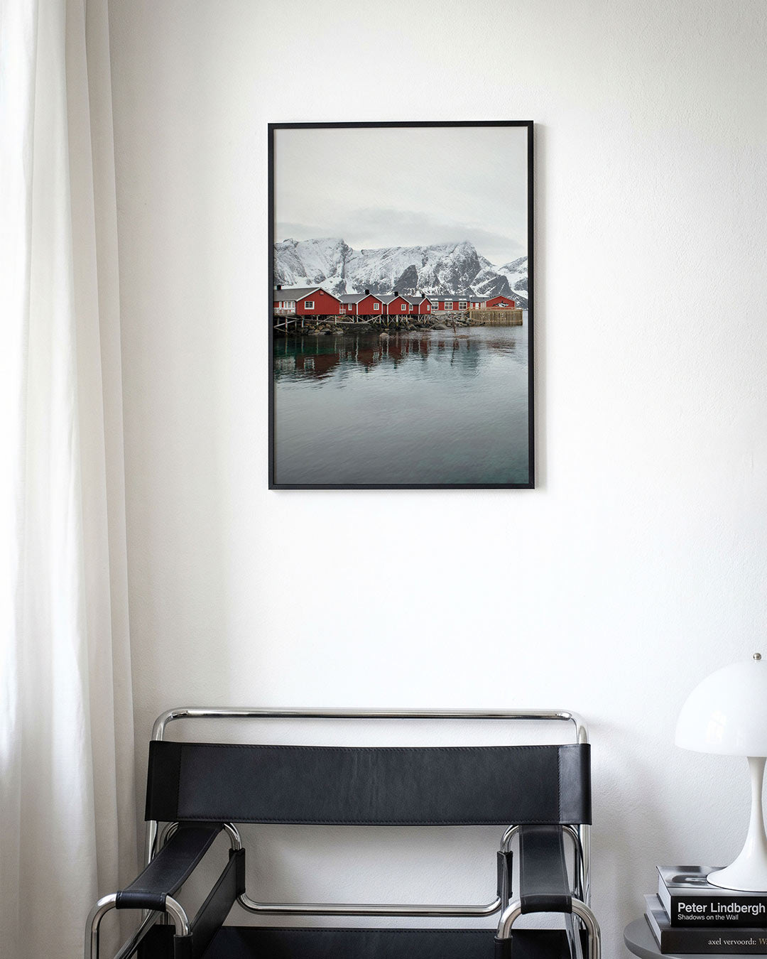 Rode huisjes bergen poster – derde productweergave – deze poster toont rode huisjes op palen aan het water met besneeuwde