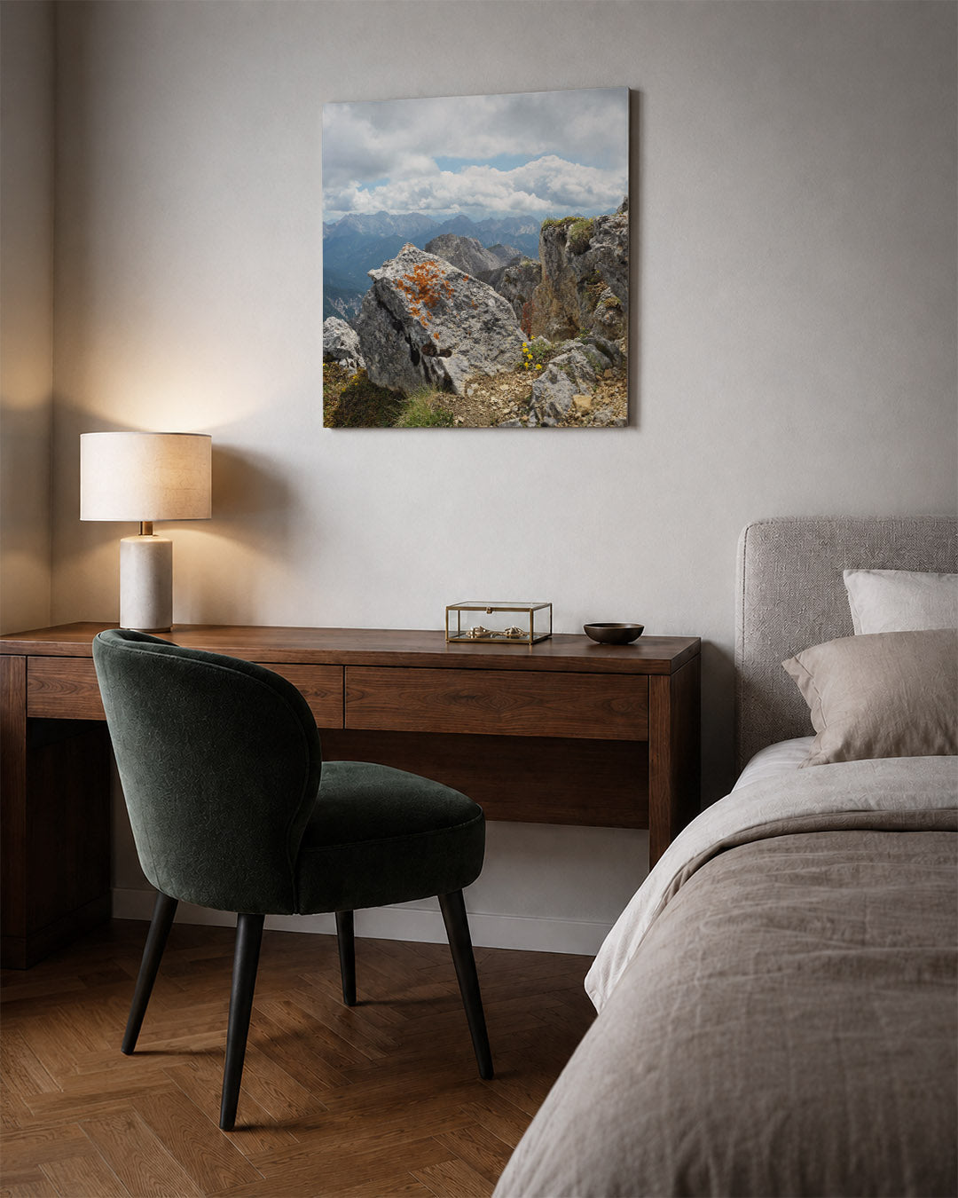 Berglandschap met rotsen kunstwerk – sfeerbeeld – deze kunstwerk toont een berglandschap met ruige rotsen en een bewolkte