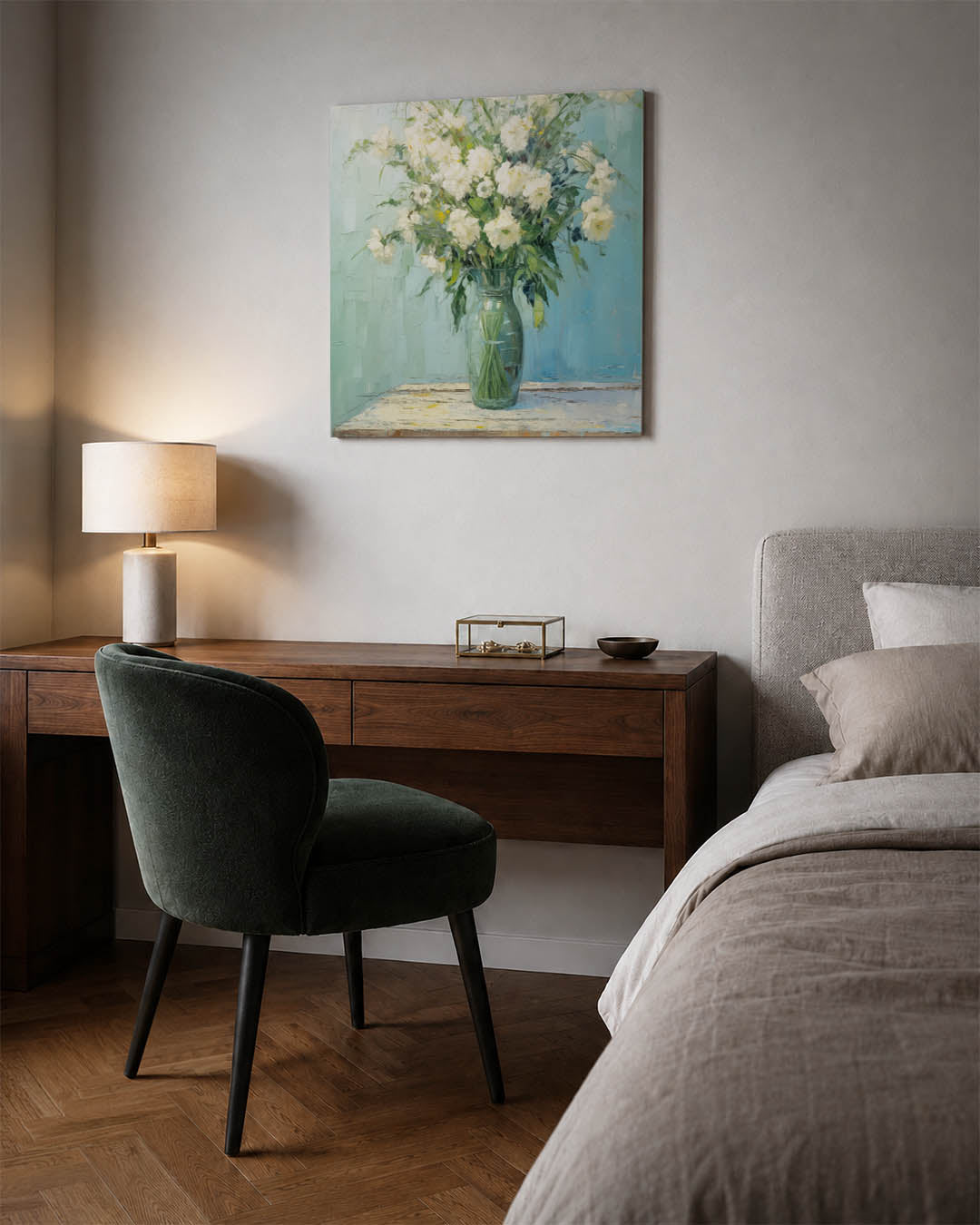 Bloemen in vaas kunstwerk – materiaalweergave – dit werk toont een glazen vaas met witte bloemen en groene bladeren tegen een
