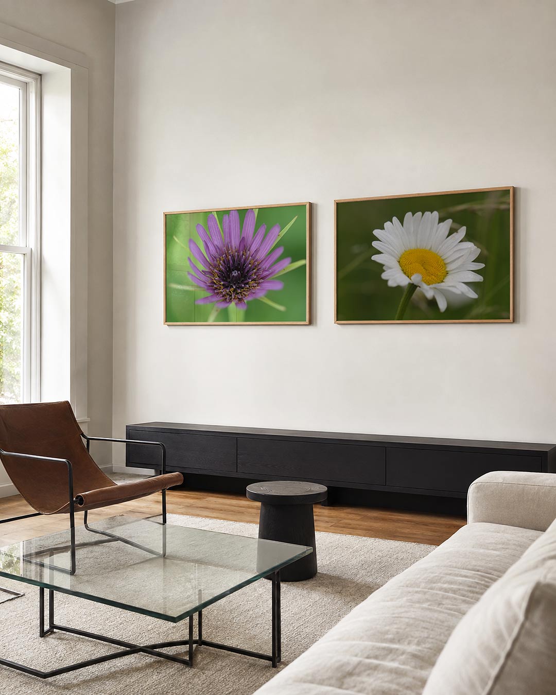 Interieur met liggend fotografisch tweeluik paarse en witte bloei – Gerald Emming