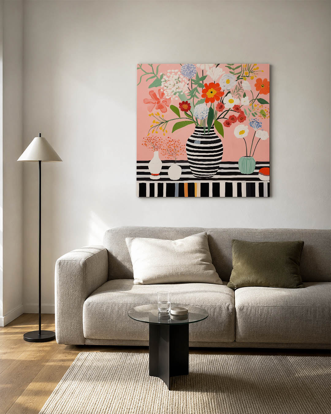 Bloemrijke compositie kunstwerk – detailweergave – dit kunstwerk toont een levendig boeket in een gestreepte vaas tegen een