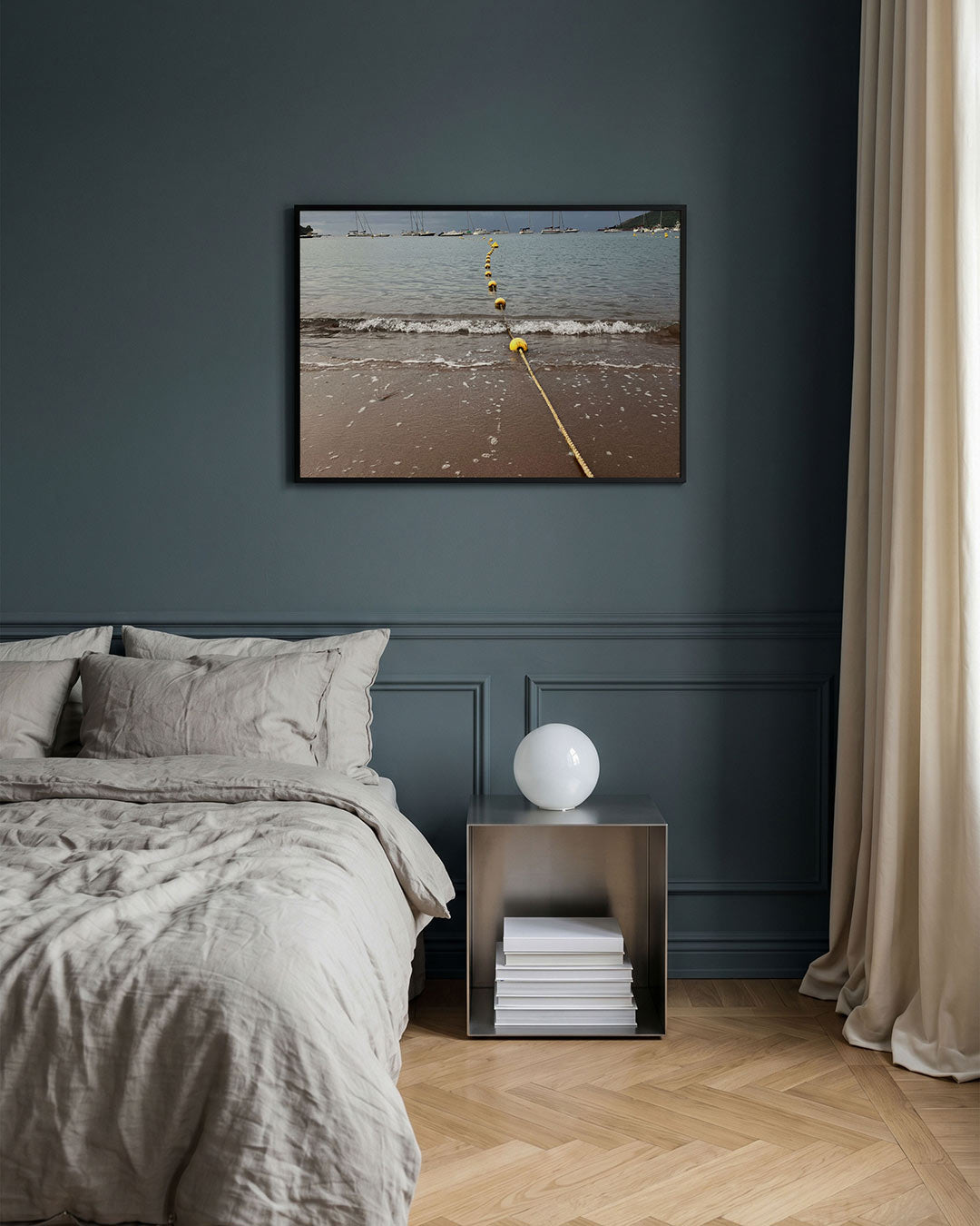 Zee en boeien poster – detailweergave – een strand met een lijn van gele boeien die naar de horizon leidt. De lucht is