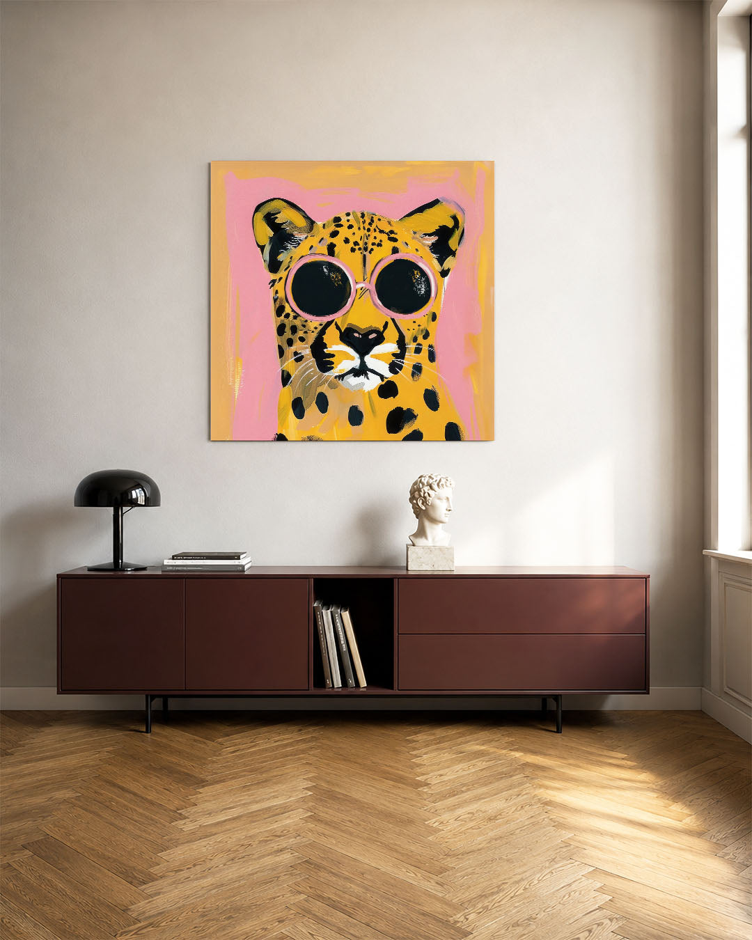 Speelse luipaard portret kunstwerk – tweede productweergave – dit kunstwerk toont een luipaard met grote, ronde zonnebril. De