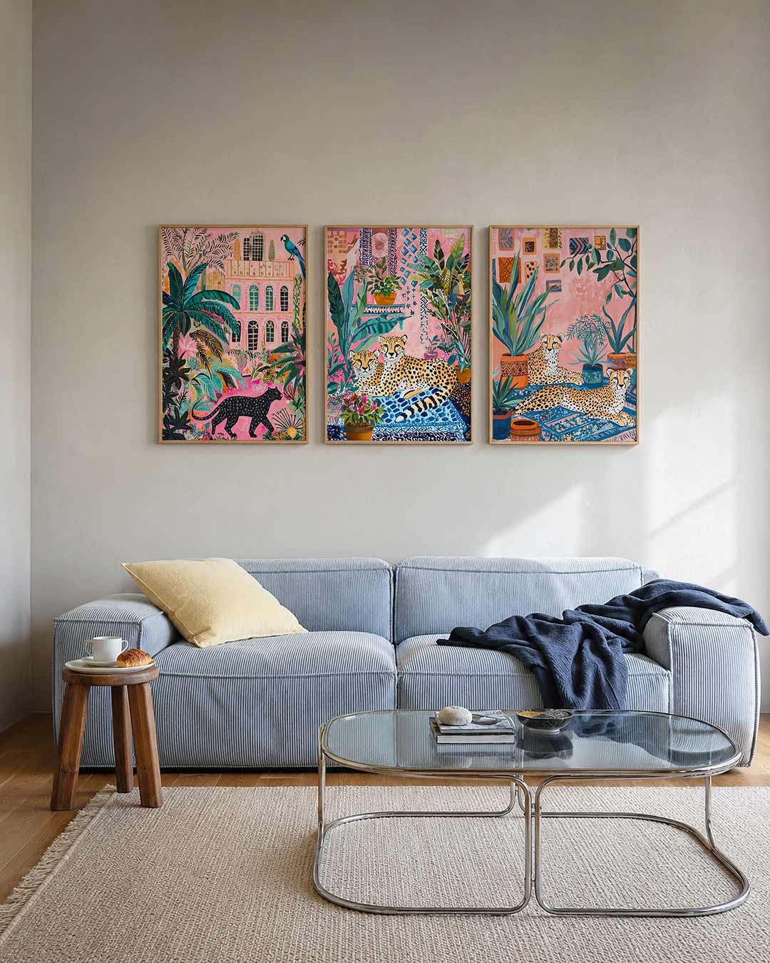 Kleurrijke jungle posterset – tweede productweergave – een levendige compositie met een roze gebouw, weelderige
