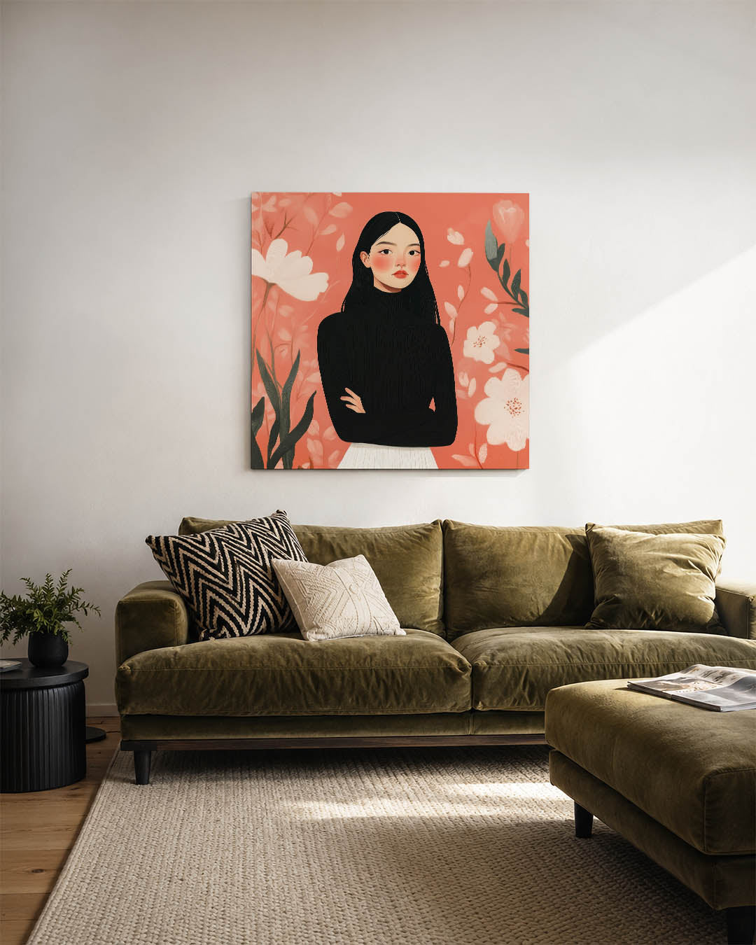 Vrouwelijk portret bloemen kunstwerk – sfeerbeeld – dit kunstwerk toont een vrouw in een zwarte trui tegen een oranje