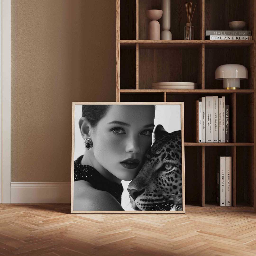Vrouw en luipaard – kleurrijke Pop Art poster in vierkant formaat