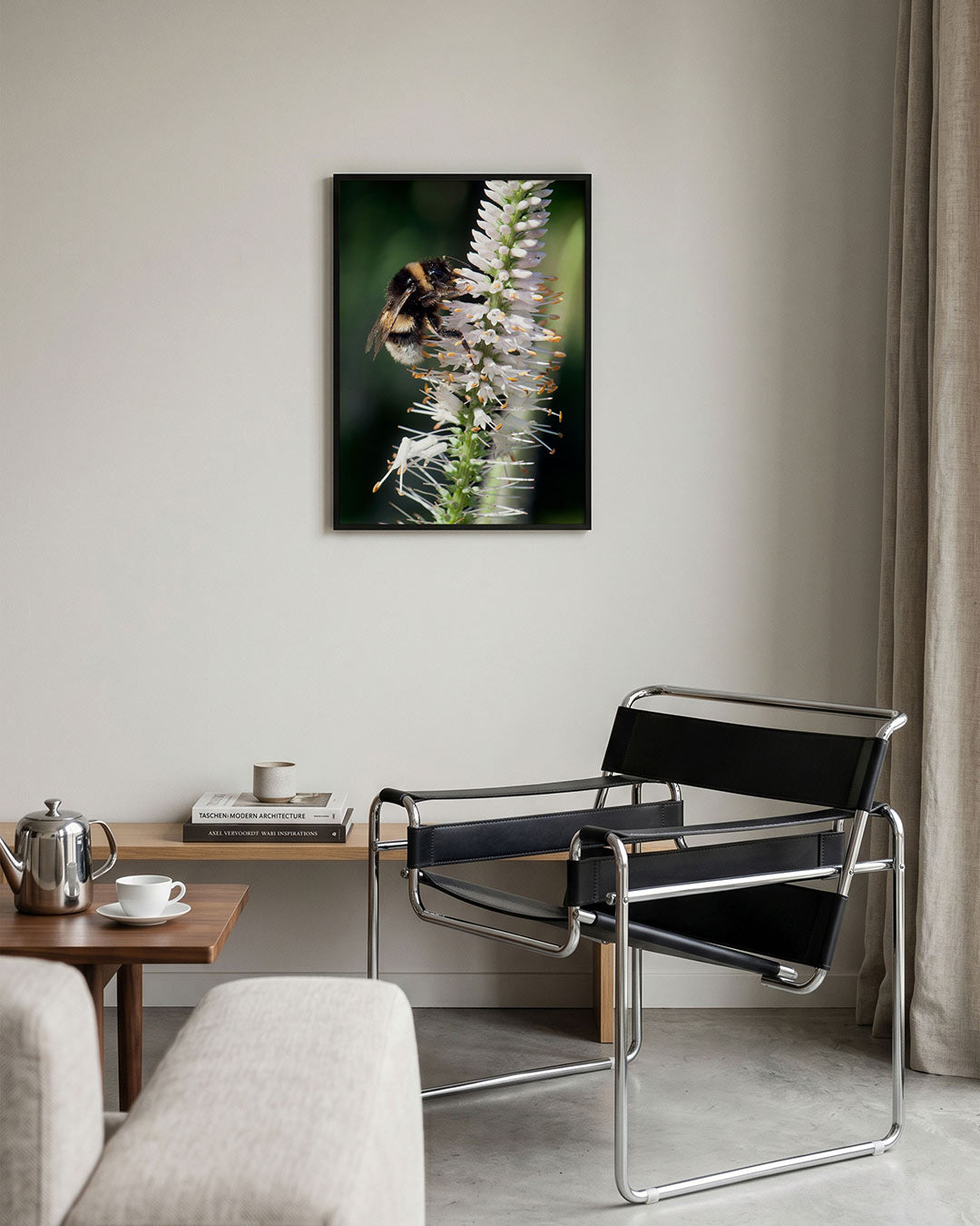 Bij op bloem poster – tweede productweergave – een bij zit op een witte bloem met oranje meeldraden tegen een groene
