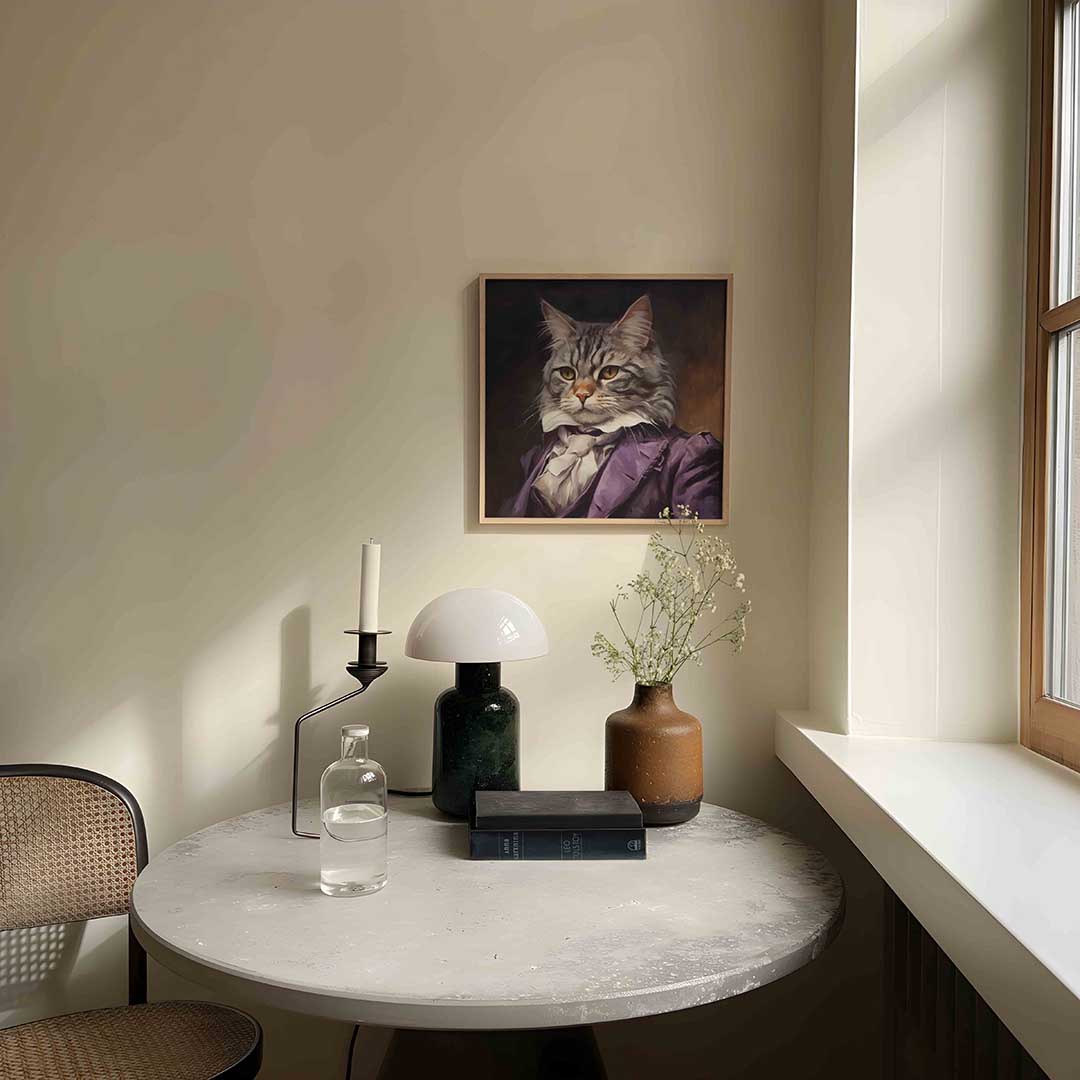 Kat in paarse outfit – moderne wandkunst als vierkante poster