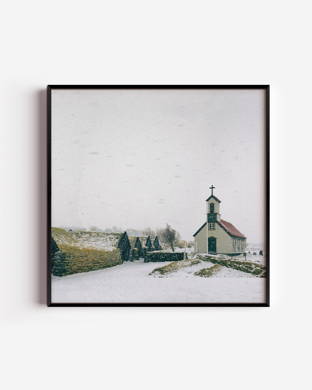 Winterse kapel poster – vierkante wanddecoratie – een serene winterse scène met een kleine kapel omringd door besneeuwde