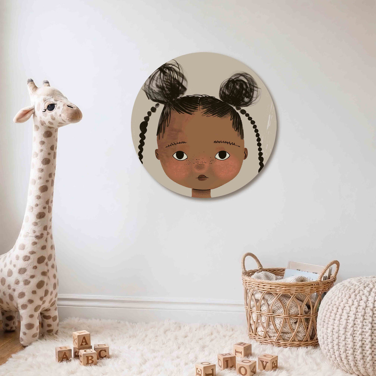 Portret met vlechten Muurcirkel – Een kindergezicht met donkere ogen en twee opgestoken vlechten op een beige achtergrond.
