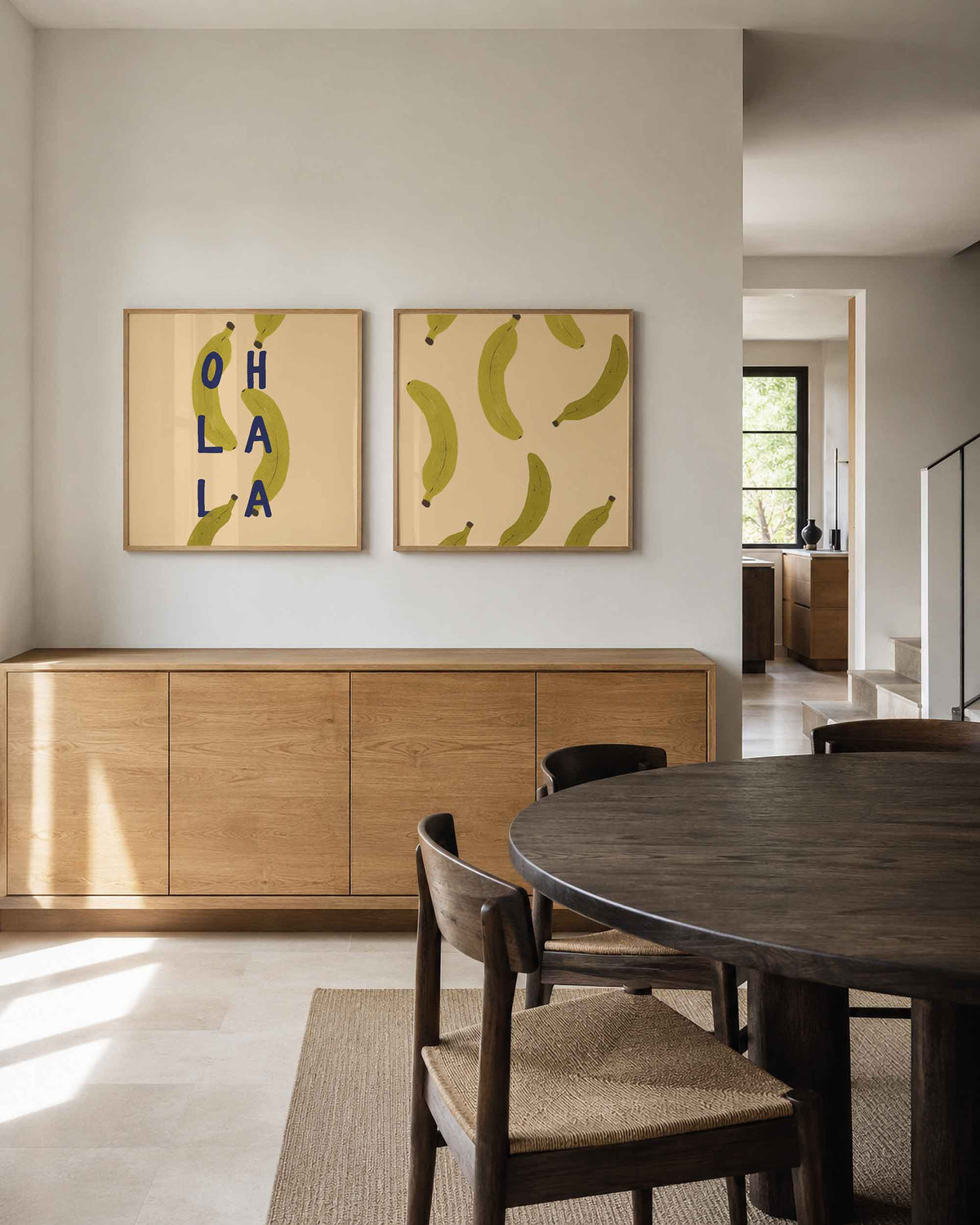 Interieurpresentatie van een tweedelige vierkante posterset met bananen en ohlala