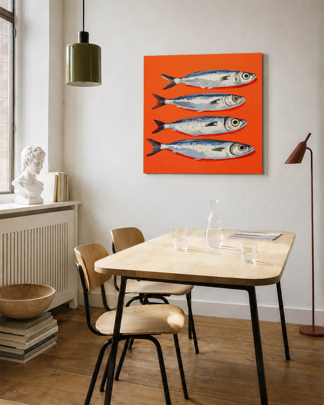 Vissen op fel oranje kunstwerk – detailweergave – vier vissen liggen horizontaal op een fel oranje achtergrond. De vissen
