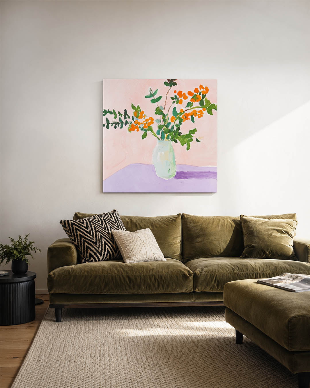 Vrolijke bloemenvaas kunstwerk – sfeerbeeld – dit werk toont een vaas met levendige oranje bloemen en groene bladeren tegen