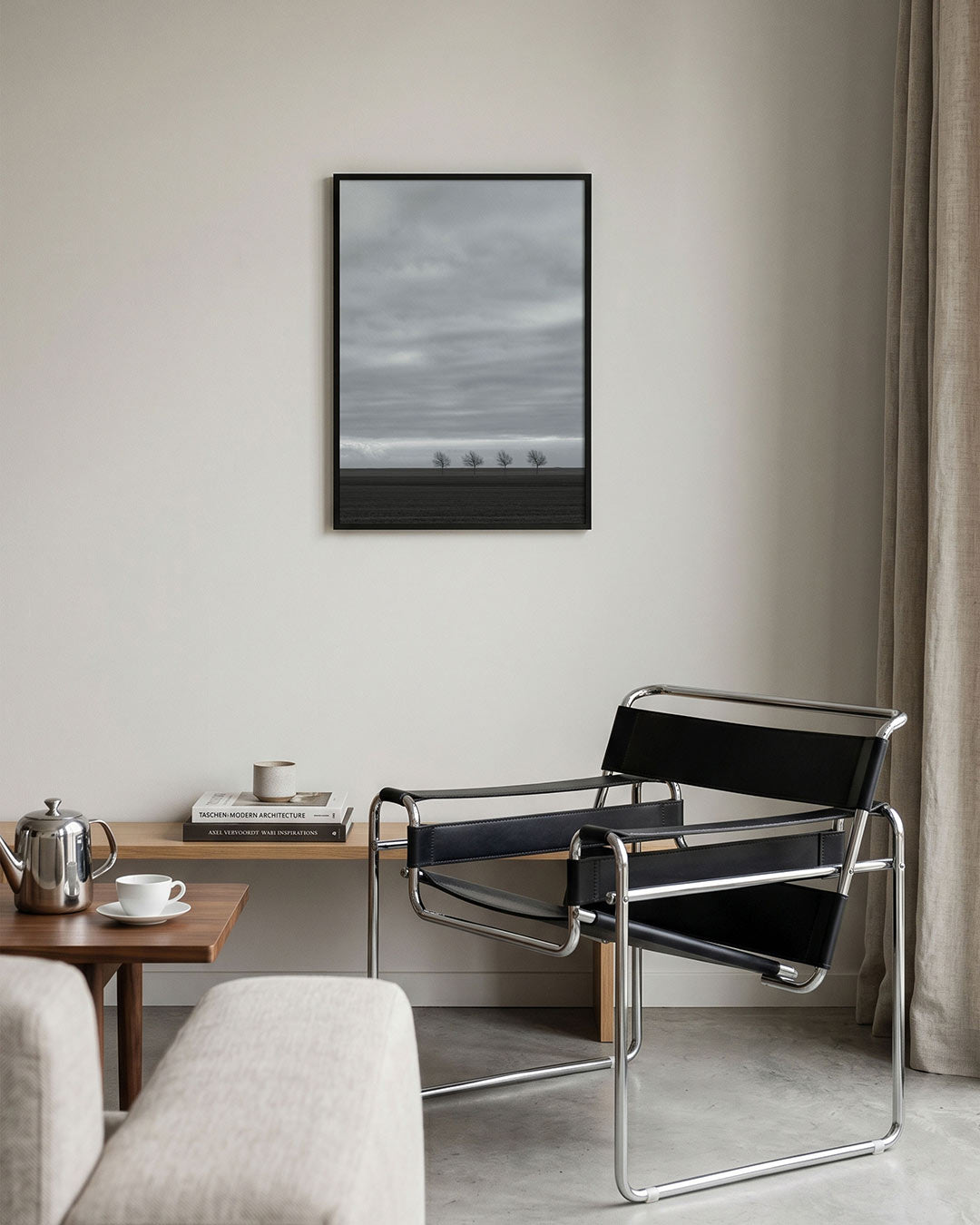 Landschap poster – tweede productweergave – deze poster toont een horizon met vier kale bomen onder een bewolkte lucht. De