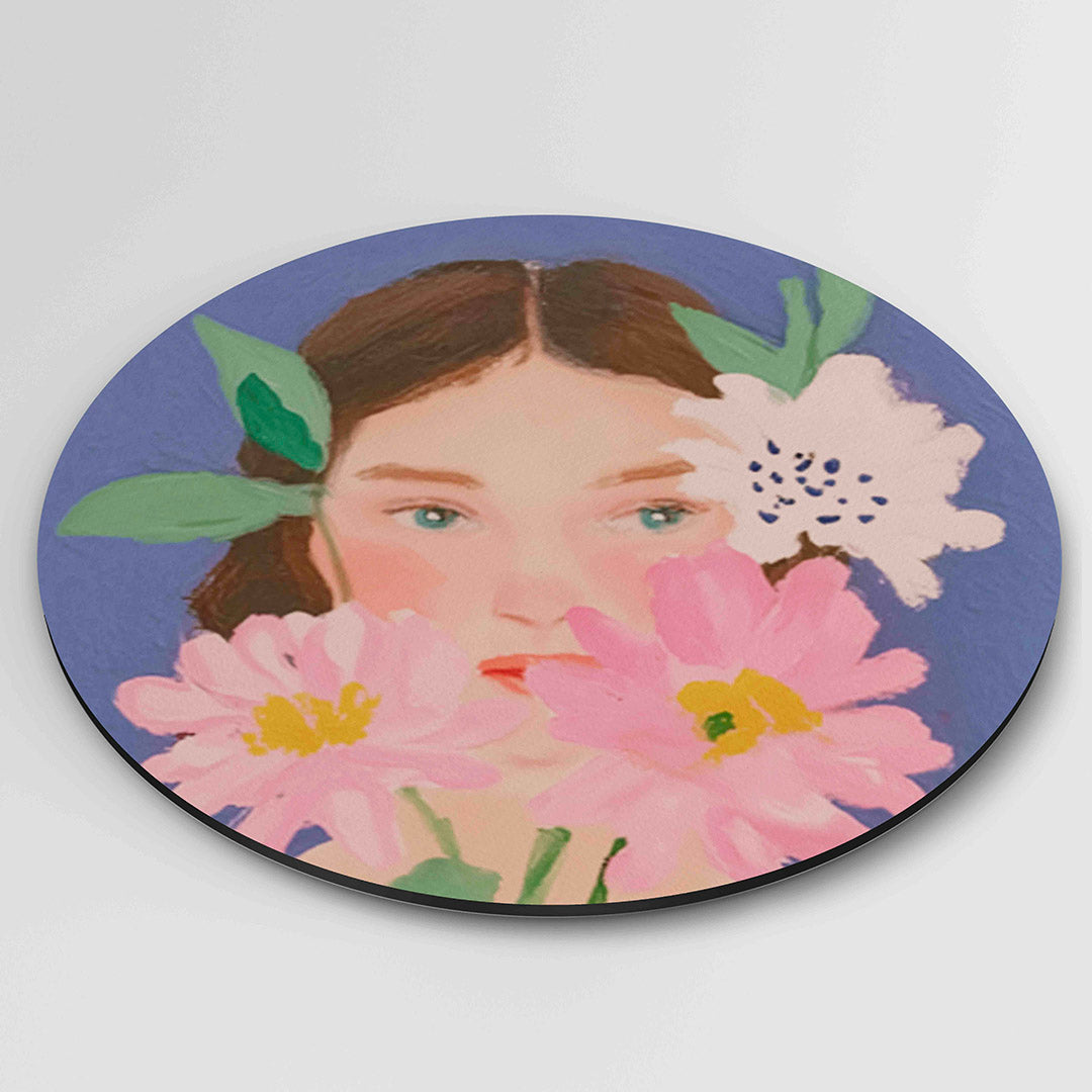 Bloemen en gezicht – moderne ronde wanddecoratie van WallArtistic
