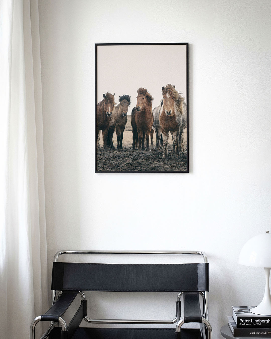 Groep paarden poster – derde productweergave – een groep paarden staat dicht bij elkaar op een modderige ondergrond. Hun