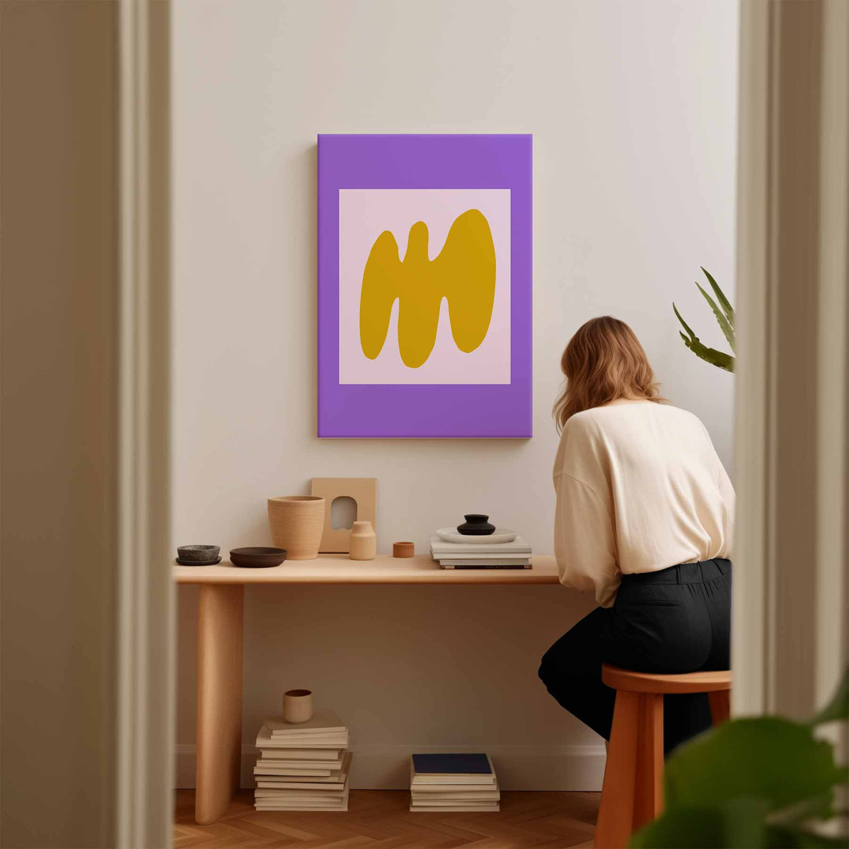 Abstracte Gele Golf op Paarse Achtergrond – staand kunstwerk voor modern interieur