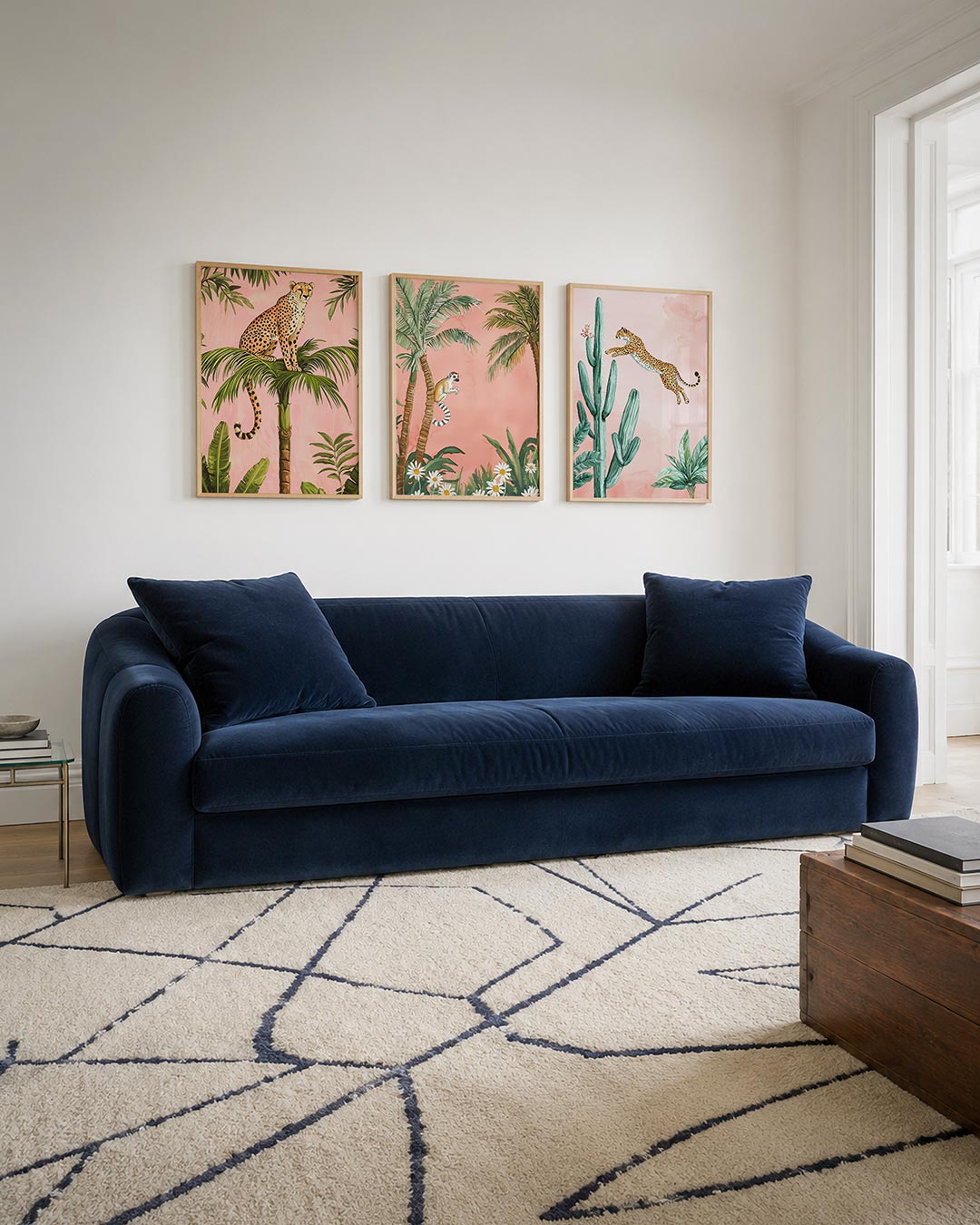 Jungle elegantie driedelige posterset – een luipaard zit sierlijk op een palmblad tegen een roze