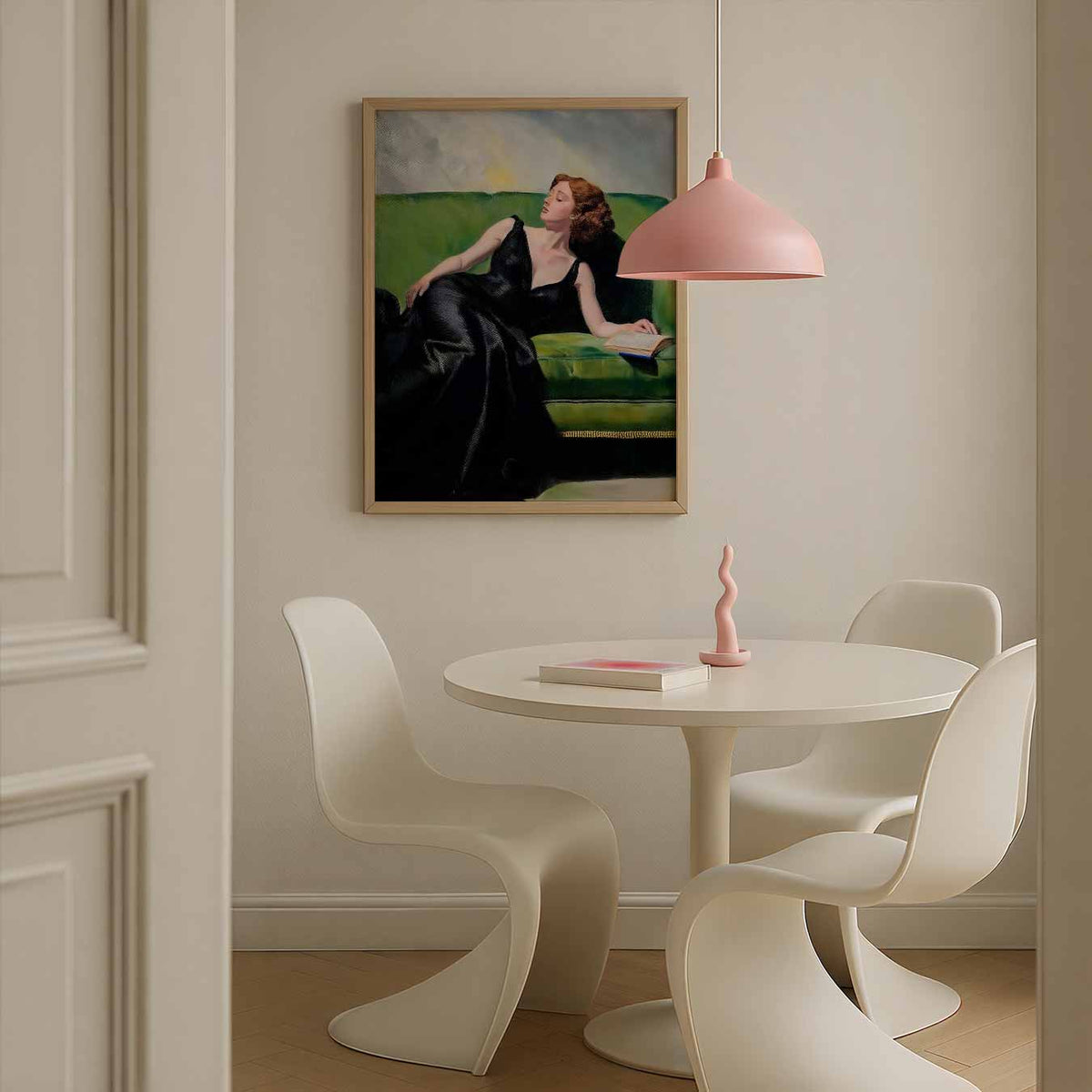 Vrouw op Groene Sofa – staande paas wanddecoratie van WallArtistic