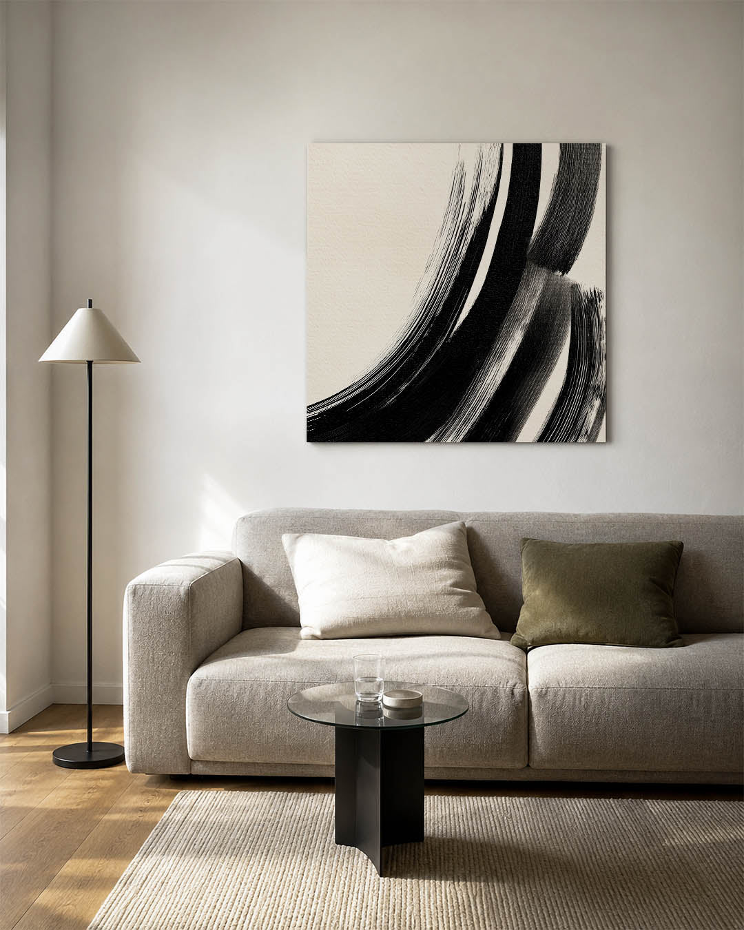 Abstracte kunstwerk – vierkante wanddecoratie – dit kunstwerk toont krachtige zwarte penseelstreken op een beige achtergrond.