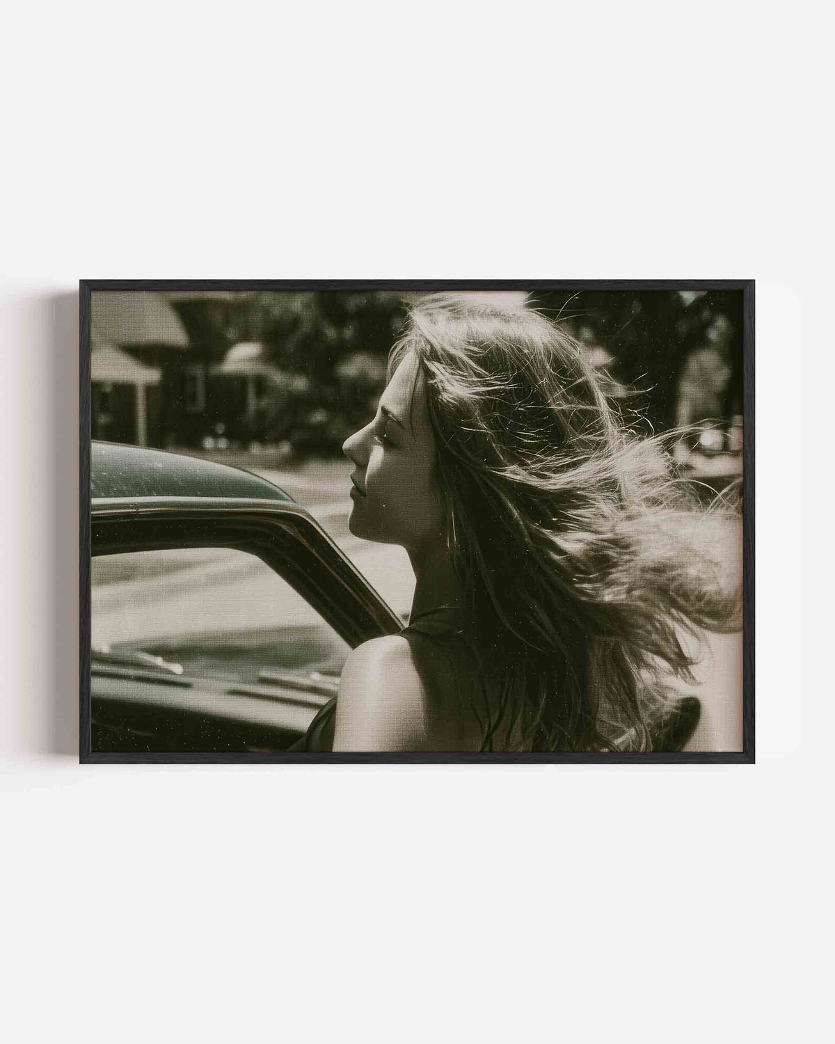 Vrouw met auto – vrouwelijk portret als landscape poster