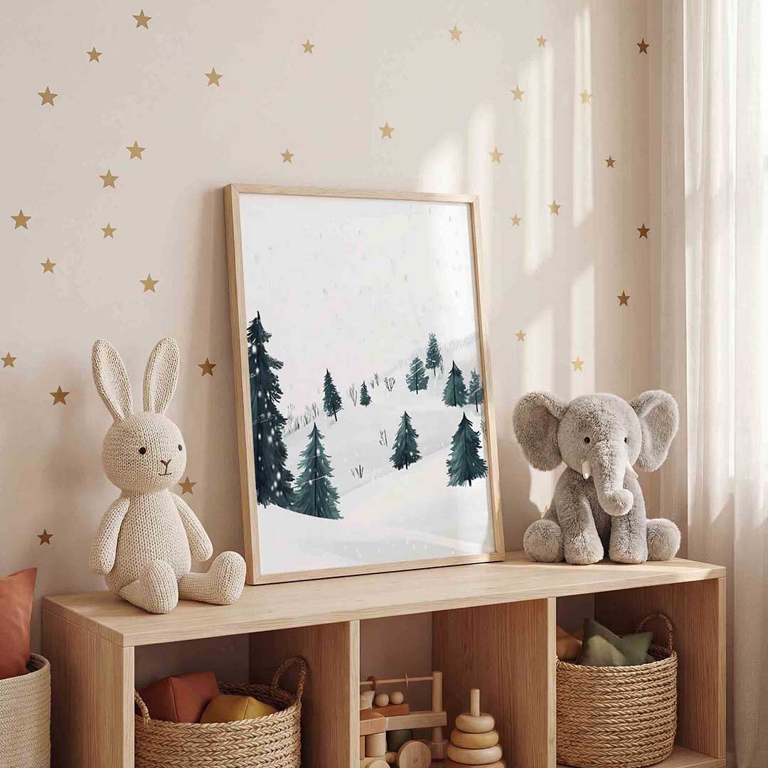 Sneeuwlandschap met bomen – staande kinderkamer wanddecoratie van WallArtistic