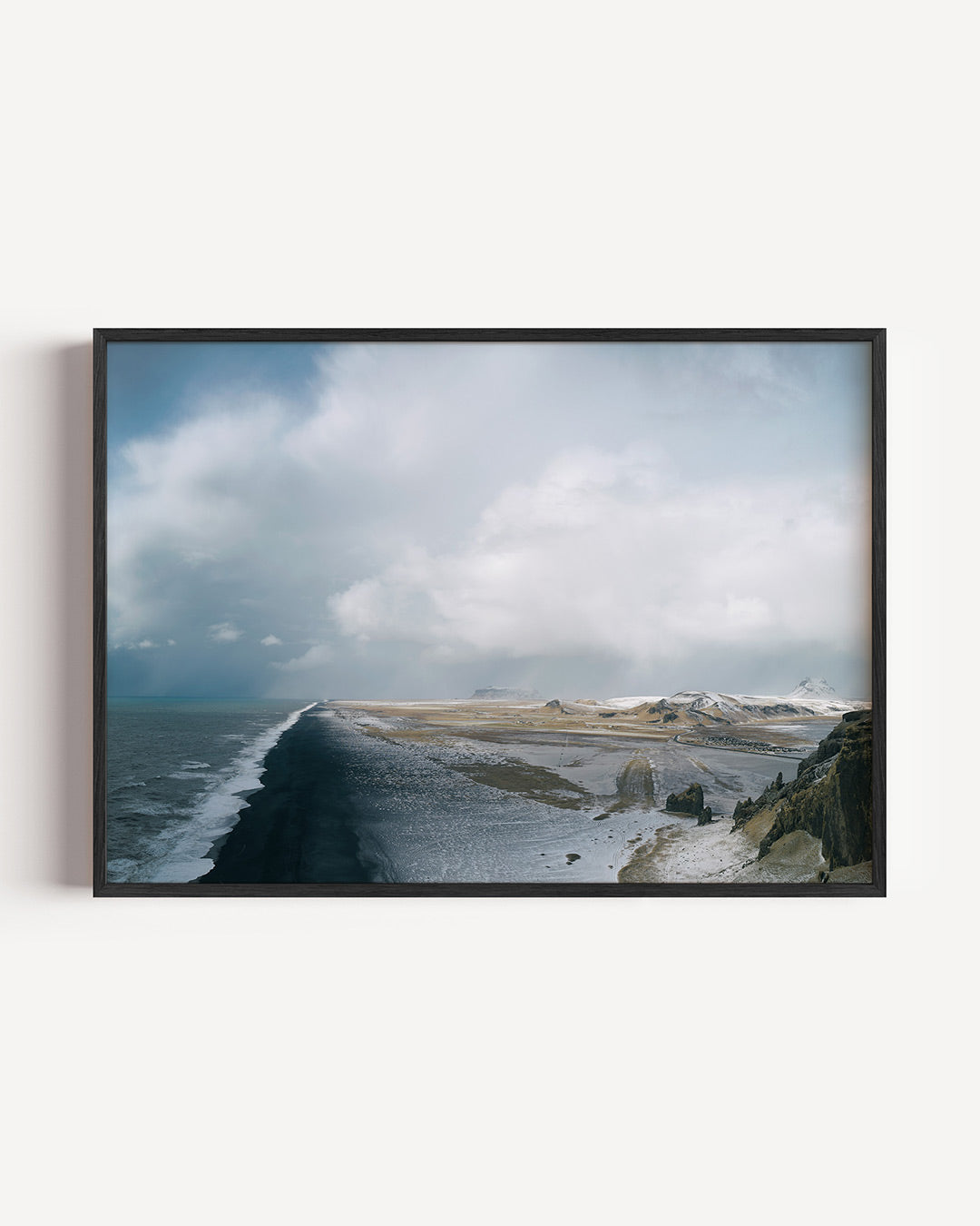 Kustlandschap panorama poster – liggende wanddecoratie – een uitgestrekt kustlandschap met een dramatische lucht en golvende