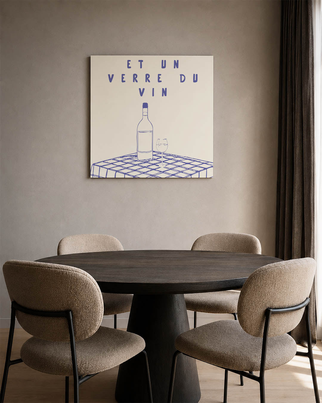 Wijn en tafel kunstwerk – vierkante wanddecoratie – een fles en glas wijn staan op een geruite tafel. De achtergrond is licht