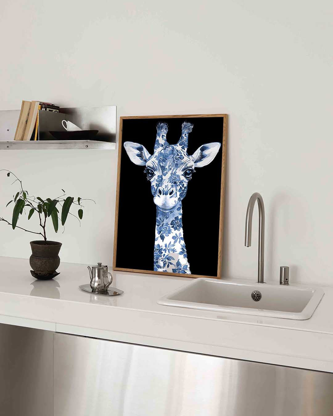 Blauwe giraffe – blauw-witte poster in staand formaat