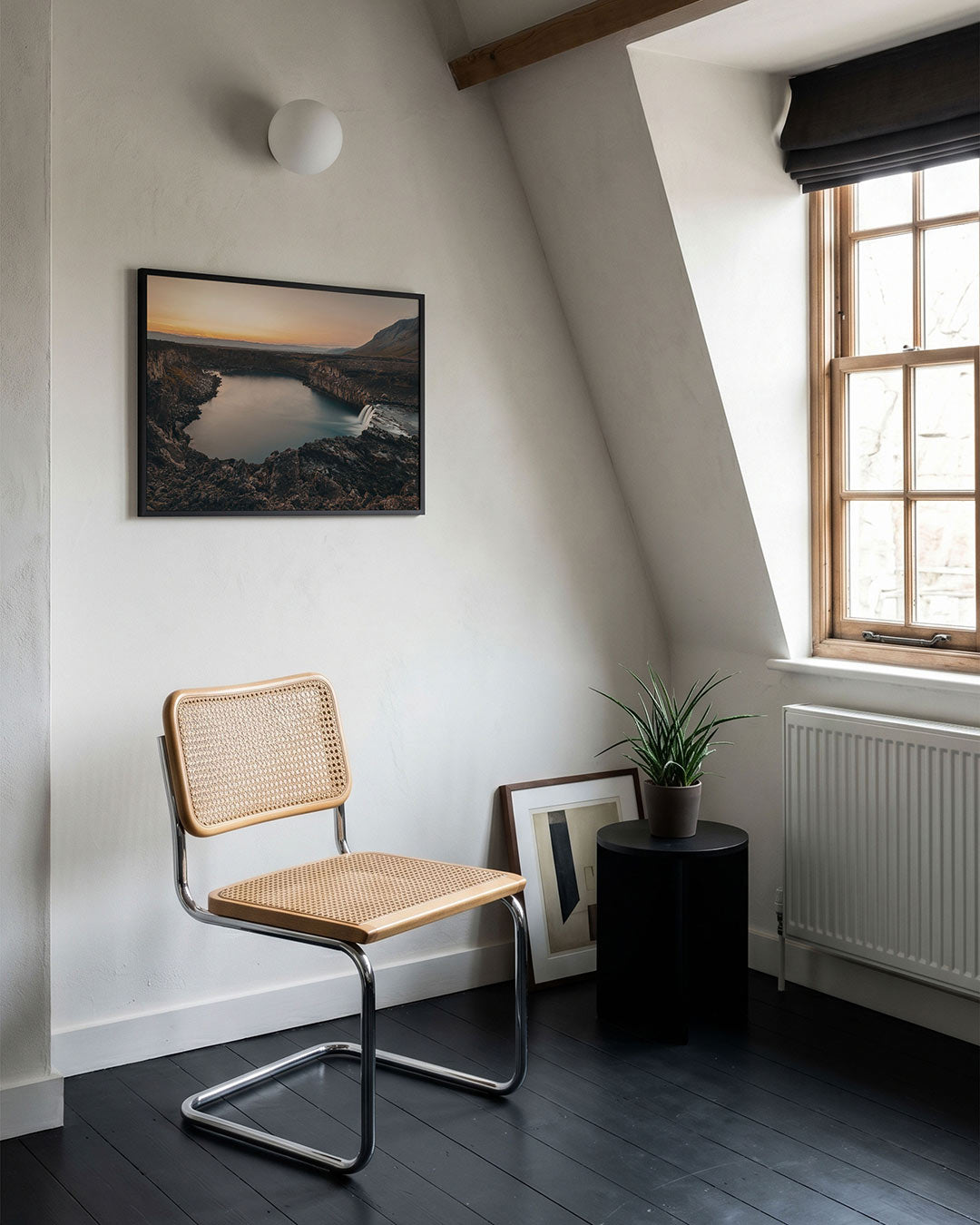 Rustige waterval poster – tweede productweergave – een waterval stroomt in een kalme, ronde poel omringd door rotsen. De