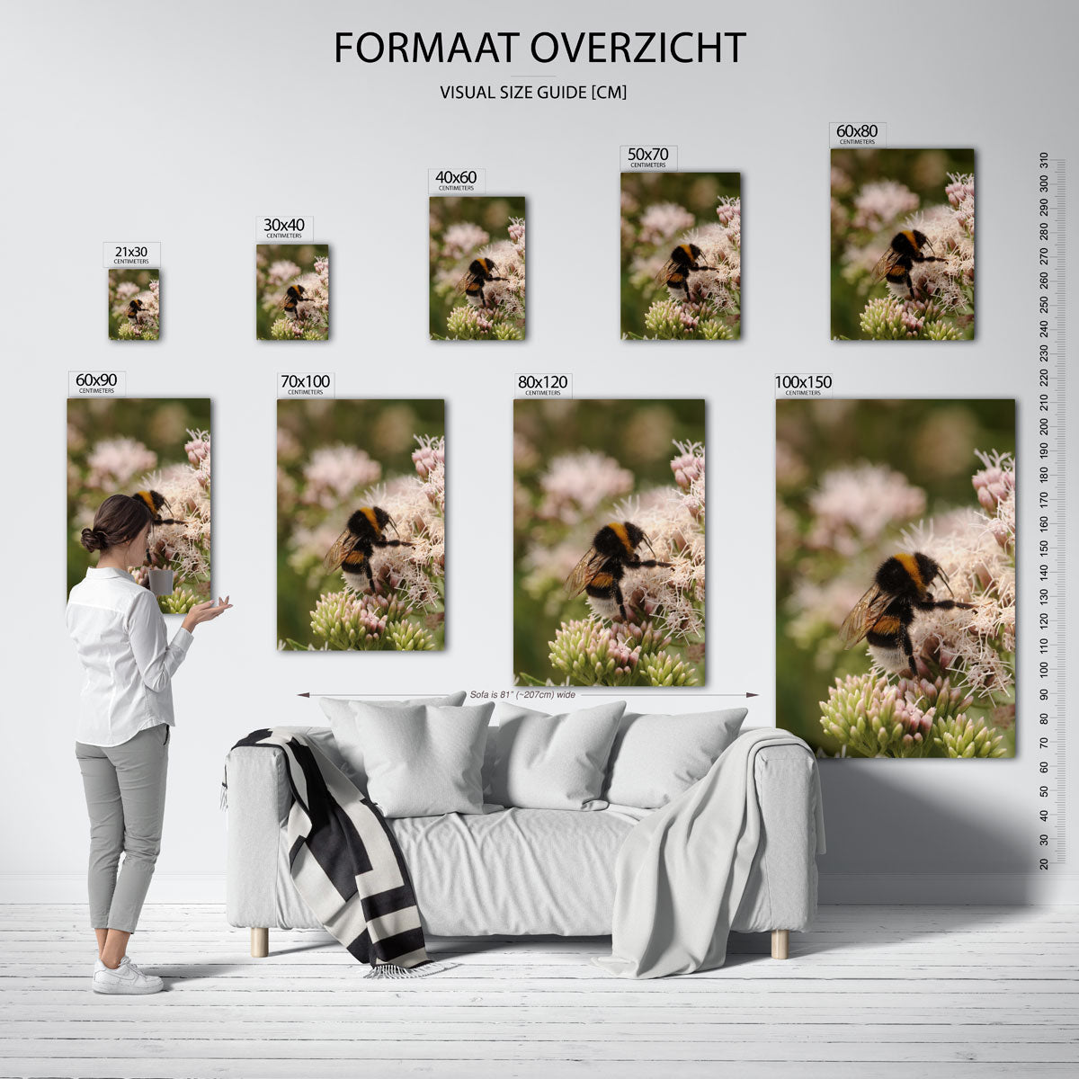 Bij op bloem poster – sfeerbeeld – een bij zit op een bloem, omringd door delicate bloemblaadjes en groene bladeren. De