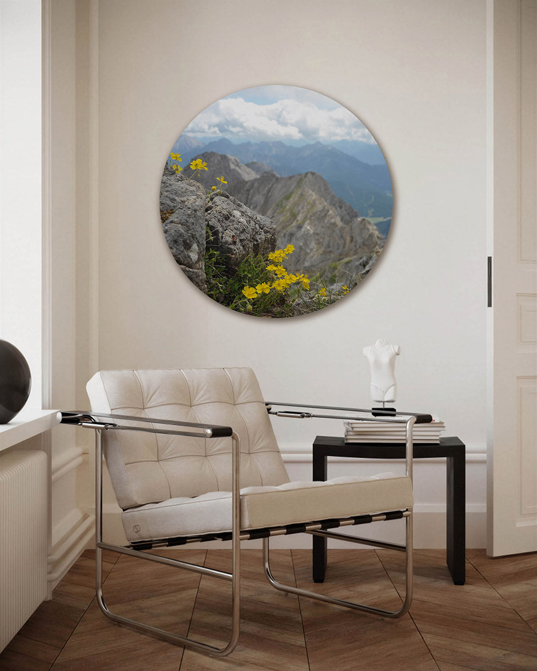 Berglandschap met gele bloemen – fotografie muurcirkel als ronde wanddecoratie