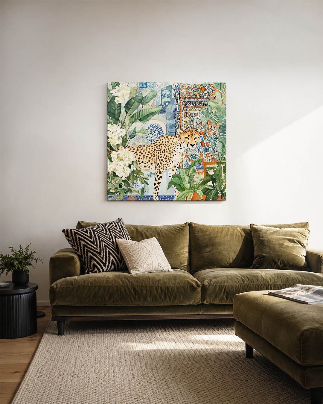 Exotische dierenwereld kunstwerk – sfeerbeeld – dit kunstwerk toont een cheetah omringd door weelderige planten en kleurrijke
